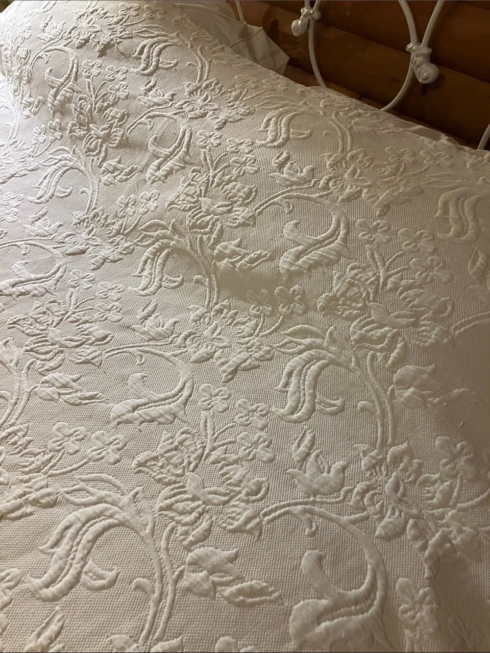 Cotton Matelasse floral bedspread Twin with scalloped edges